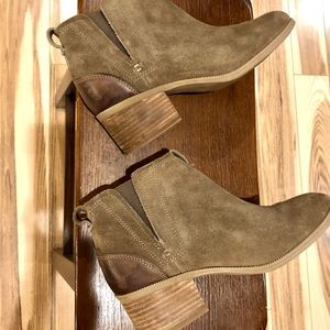 Clarks suede boots